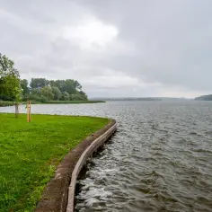 Malowniczy brzeg jeziora w Ełku, idealne miejsce na spacer i podziwianie widoków. Warto tu zajrzeć, planując, co zwiedzić w Ełku.