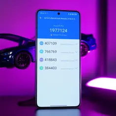 Telefon Poco F7 Pro z procesorem Snapdragon osiąga 1977124 punktów w AnTuTu, pokonując 70% użytkowników. Obok stoi niebieski model samochodu.