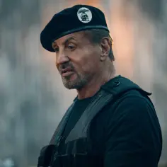 Sylvester Stallone w beretce i kamizelce taktycznej, gotowy do akcji. To część obsady "Niezniszczalni 4".