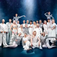 Zespół Teatru Capitol Wrocław w błyszczących strojach, gotowy na spektakl.