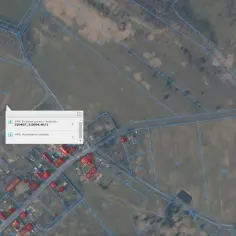 Jak sprawdzić nr działki na Geoportalu? Na mapie widoczne są granice działek ewidencyjnych z numerami, a w okienku szczegóły dotyczące działki 320407_5.0004.40/1.
