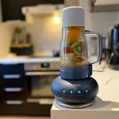 Blender kielichowy z owocami. Zastanawiasz się, dlaczego przecieka od spodu i czy można to uszczelnić?