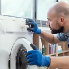 Jak podłączyć pralkę do kranu? Poradnik krok po kroku i test szczelności
