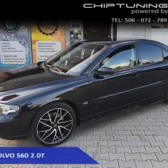 Czarne Volvo S60 2.0T po tuningu, z felgami i spojlerami, gotowe na drogę.