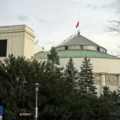 Czy sejm może rozwiązać senat? Odkryj prawdę o uprawnieniach parlamentu