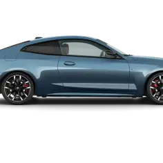 Błękitne BMW G22 coupe z czerwonymi zaciskami hamulcowymi, widok z boku na czarnym tle.