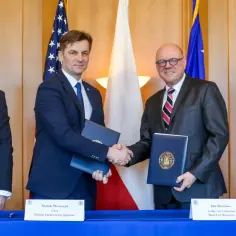 Marek Woszczyk, CEO Polskich Elektrowni Jądrowych, podpisuje umowę. To krok w kierunku rozwoju elektrowni jądrowych w Europie.