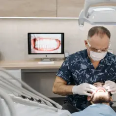 Czym rozpuścić kamień na zębach? Skuteczne metody i porady dentystyczne