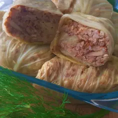 Gołąbki z kaszą gryczaną i pieczarkami, które przygotowała Ania. Pyszne danie w szklanej misie, ozdobione świeżym koperkiem.