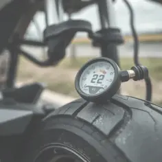 Ile ciśnienia w oponach motocyklowych? Uniknij niebezpieczeństw na drodze