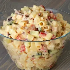 Szybka sałatka makaronowa z warzywami w szklanej misie.