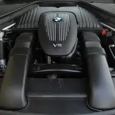 Silnik V8 BMW X5, potężne serce SUV-a, gotowe do drogi.