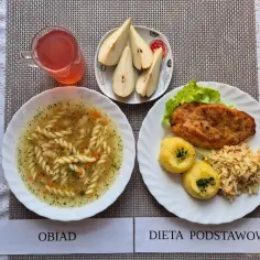 Darmowy obiad od klienta na delegacji vs. potrącenie z diety pracownika: zupa, kotlet, ziemniaki, surówka i kompot.