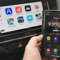 Na ekranie samochodu widać ikonę Yanosika. Telefon pokazuje aplikację GPS do samochodu, sugerując jak zainstalować Yanosika.