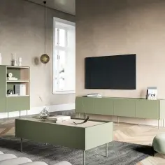 Nowoczesny salon z meblami w kolorze oliwkowym. Jaki kolor pasuje do oliwkowego? Jasne ściany i drewniana podłoga tworzą przytulną atmosferę.