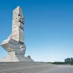 Pomnik Obrońców Wybrzeża na Westerplatte. Monumentalna budowla upamiętnia wiersz "Żołnierze z Westerplatte" i jego tekst.