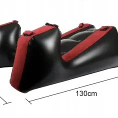 Nadmuchiwane meble do seksu w kolorze czarno-czerwonym, z podanymi wymiarami: 130cm długości, 90cm szerokości i 45cm wysokości.