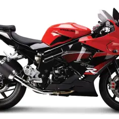 Sportowy motocykl Hyosung 650 w czerwono-czarnej kolorystyce, gotowy do jazdy.