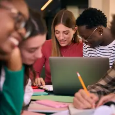Studenci dyskutują o tym, czy staż wlicza się do lat pracy i stażu urlopowego w kodeksie pracy.