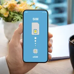 Dłoń trzyma smartfon z ekranem pokazującym ikonę SIM i chip, z napisem "eSIM co to".