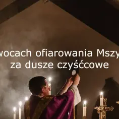 Kapłan podnosi hostię podczas Mszy św. To akt codziennego ofiarowania za dusze czyśćcowe, pełen nadziei i miłości.