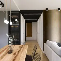 Nowoczesny korytarz z drewnianą sztukaterią, jadalnią i salonem.