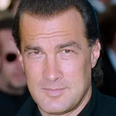 Steven Seagal, znany z filmów akcji, w tłumie. Choć na zdjęciu nie widać jego dzieci, jego twarz emanuje spokojem.