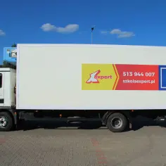 Biała ciężarówka z logo szkoły jazdy "Expert" i literą "L". Mam prawo jazdy B, chcę zrobić A.