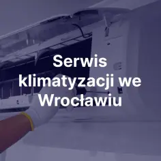 Ręka w białej rękawiczce naprawia klimatyzator.