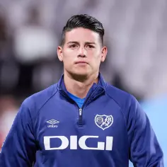 Portret piłkarza Jamesa Rodrígueza w niebieskiej bluzie z logo DIGI i Umbro.