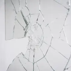 Pęknięte szkło barowe, ilustrujące przyczyny pękania delikatnego szkła barowego pod wpływem temperatury.