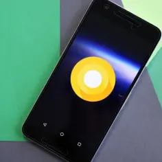 Smartfon z logo Android Oreo, czyli co to jest? Tło z geometrycznymi kształtami.