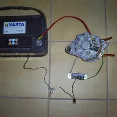 Schemat jak podłączyć alternator do C-360: akumulator Varta, alternator, regulator napięcia, przełącznik i żarówka.