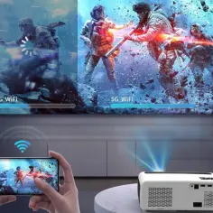 Projektor wyświetla grę akcji, pokazując, czy warto kupić projektor zamiast telewizora do sypialni. Smartfon przesyła obraz przez Wi-Fi.