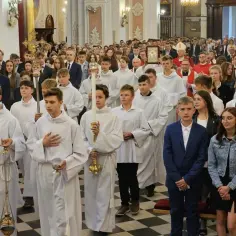 Ile biskup bierze za bierzmowanie? Sprawdź aktualne opłaty i koszty