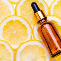 Z czym łączyć serum z witaminą C? 5 składników i 3 pułapki
