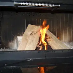 Jak rozpalić mokre drewno w kominku bez dymu i frustracji