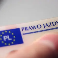 Ile wynosi mandat za brak prawa jazdy i jakie są konsekwencje jazdy bez uprawnień?