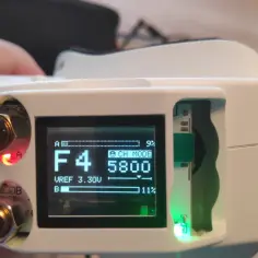 Programator ustawia FPV gogle, wyświetlacz pokazuje 5800 MHz.