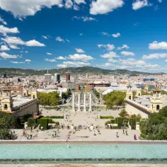 Widok z jednego z najlepszych **barcelona punkty widokowe** na plac z fontannami i miasto w tle.