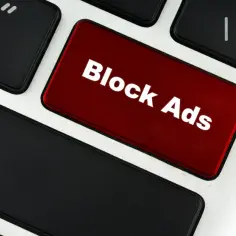 Klawisz "Block Ads" na klawiaturze. Chcesz wiedzieć, jak wyłączyć adblocka? Ten klawisz symbolizuje blokowanie reklam.