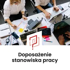 Zespół pracuje nad wnioskiem o doposażenie stanowiska pracy. Na stole laptopy, dokumenty i notatki.