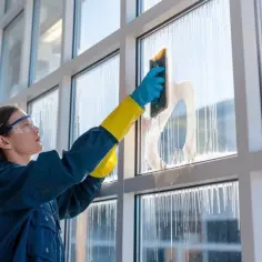 Jak wyczyścić okna plastikowe? 7 skutecznych metod i porad