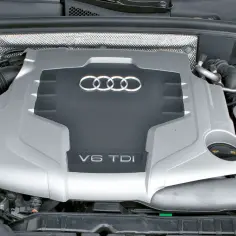 Silnik V6 TDI Audi z widocznym logo i oznaczeniem pojemności. Pod maską czeka moc 3.0 tdi.
