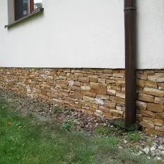 Kamienne cokoły z płytek, piękna ozdoba domu. Cena robocizny zależy od złożoności projektu.