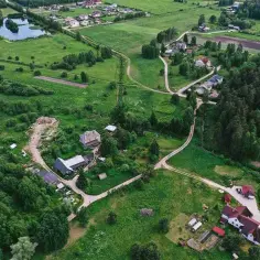 Wieś z domami i drogami, gdzie służebność gruntowa pozwala na dostęp do posesji.