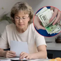Kobieta liczy pieniądze, być może planując wydatki związane z emerytury czerwcowe. W tle widać stos banknotów.