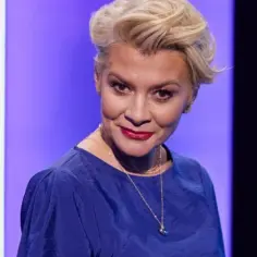 Uśmiechnięta prowadząca Magia nagości Polska sezon 3 w niebieskiej sukience.