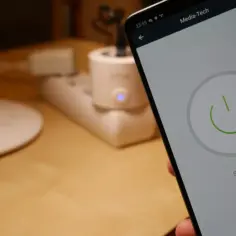 Sterowanie gniazdkiem smart za pomocą aplikacji Hykker Smart Home. Wtyczka jest włączona.