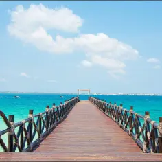Drewniane molo prowadzi do turkusowego oceanu. Zastanawiasz się, ile czasu leci się na Zanzibar?